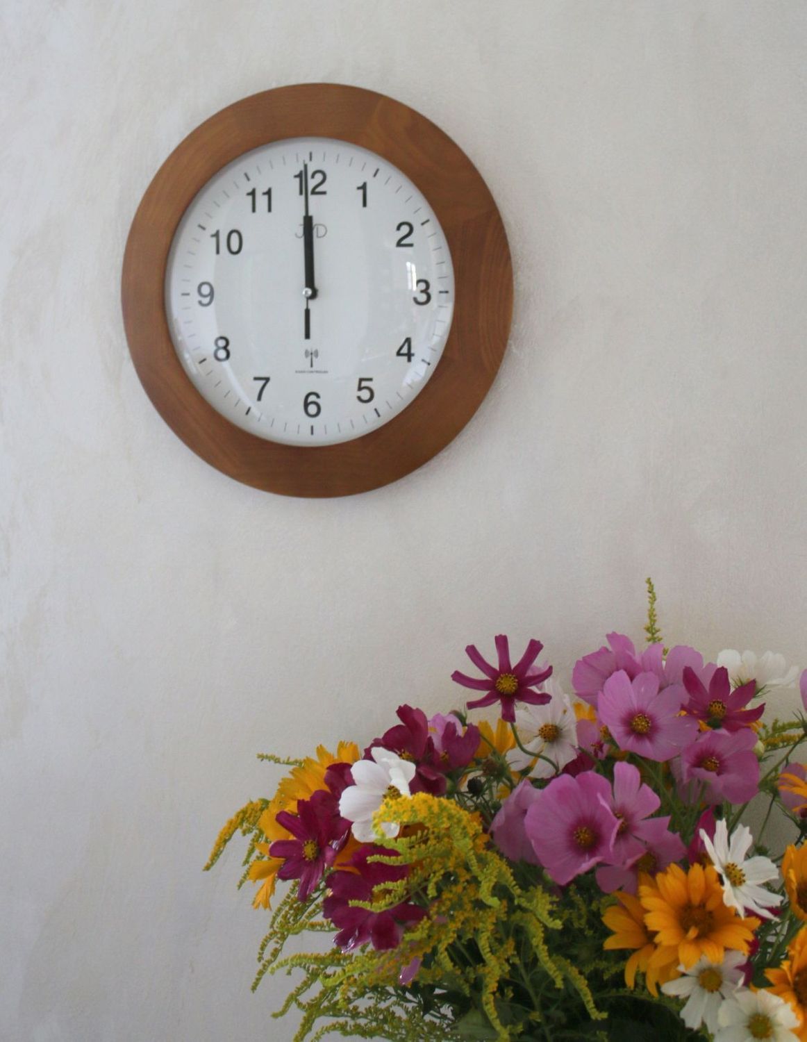 zegar scienny do salonu sterowany falami radiowymi. najdokładniejsz zegar na sciane. zegar ktory ustawia sie sam..jpg