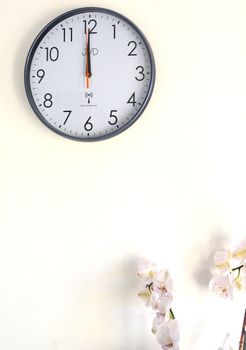 Zegar JVD RH502.1 – niebieski, 30 cm, sterowany radiowo, płynny sekundnik i synchronizacja sygnałem radiowym (4).JPG