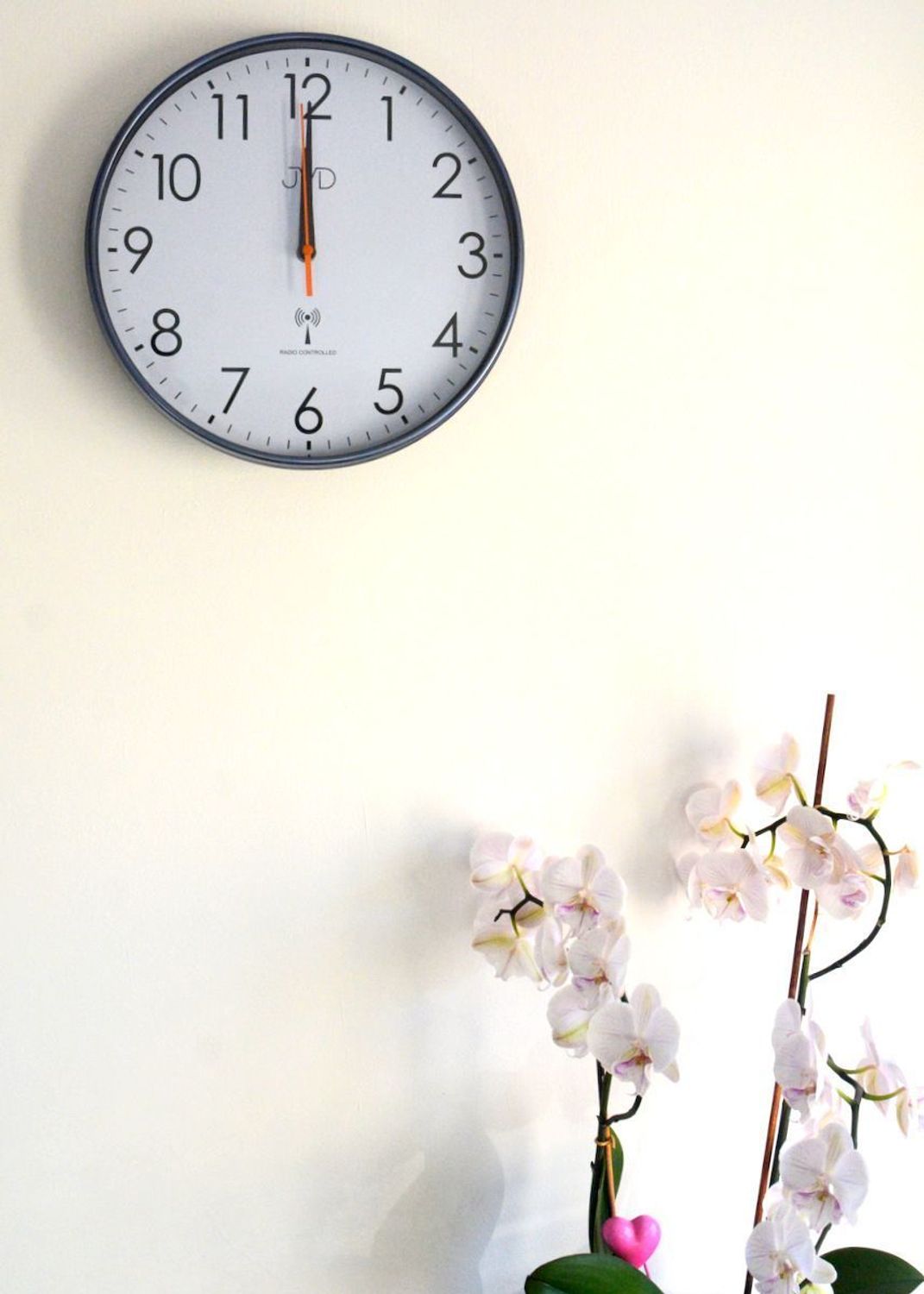 Zegar na ścianę JVD RH502.1 – Sterowany radiowo, niebieski, 30 cm, płynny sekundnik, synchronizacja sygnałem.jpg