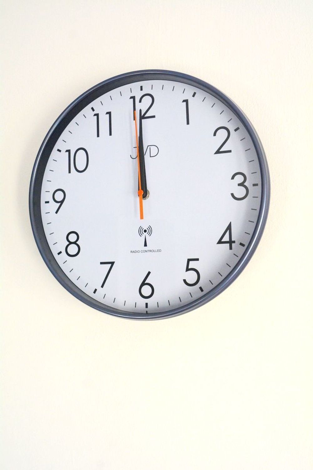 Zegar na ścianę JVD RH502.1 – Sterowany radiowo, niebieski, 30 cm, płynny sekundnik, synchronizacja sygnałem.jpg