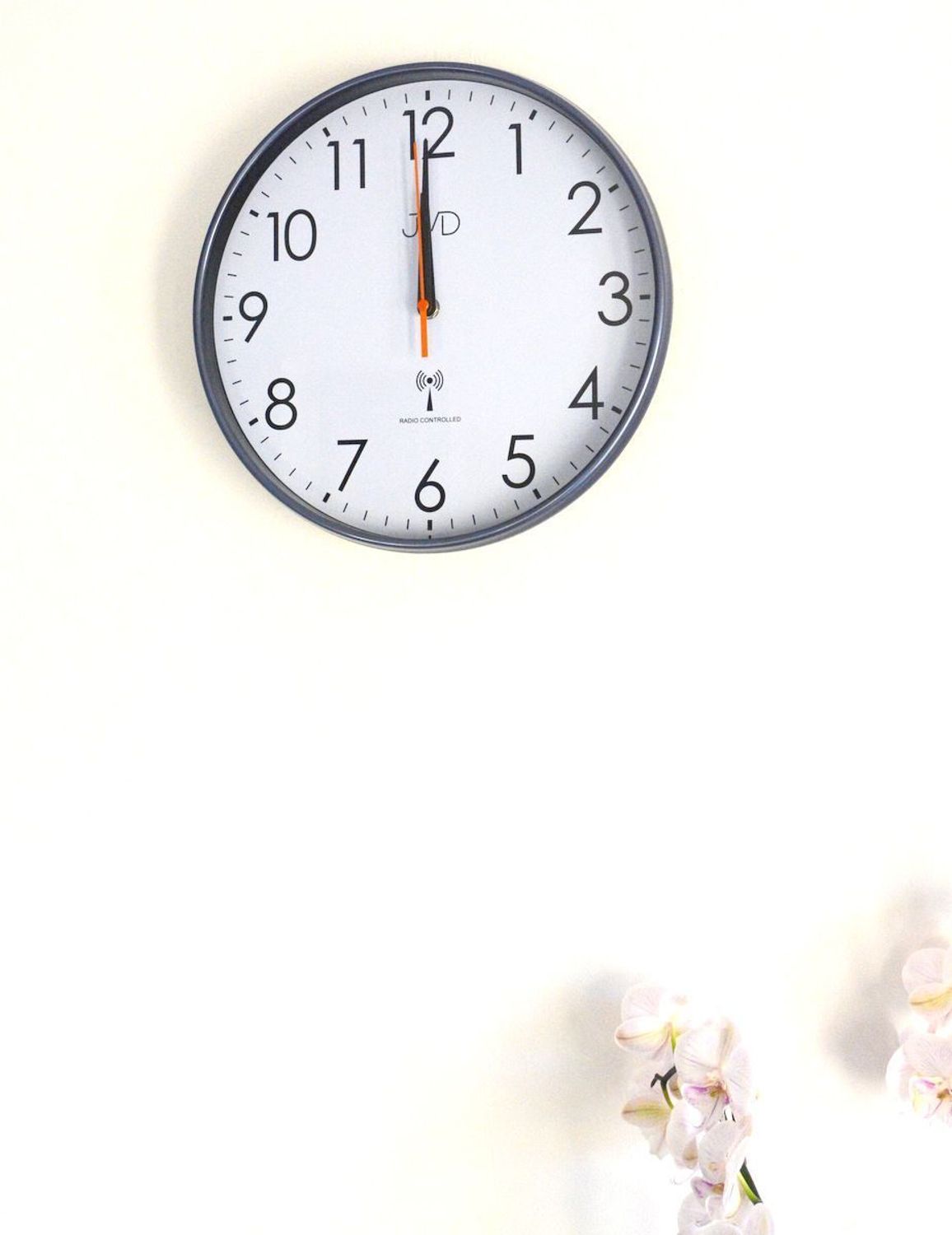 Zegar na ścianę JVD RH502.1 – Sterowany radiowo, niebieski, 30 cm, płynny sekundnik, synchronizacja sygnałem.jpg