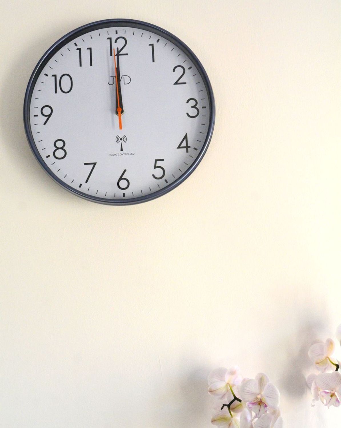 Zegar na ścianę JVD RH502.1 – Sterowany radiowo, niebieski, 30 cm, płynny sekundnik, synchronizacja sygnałem.jpg