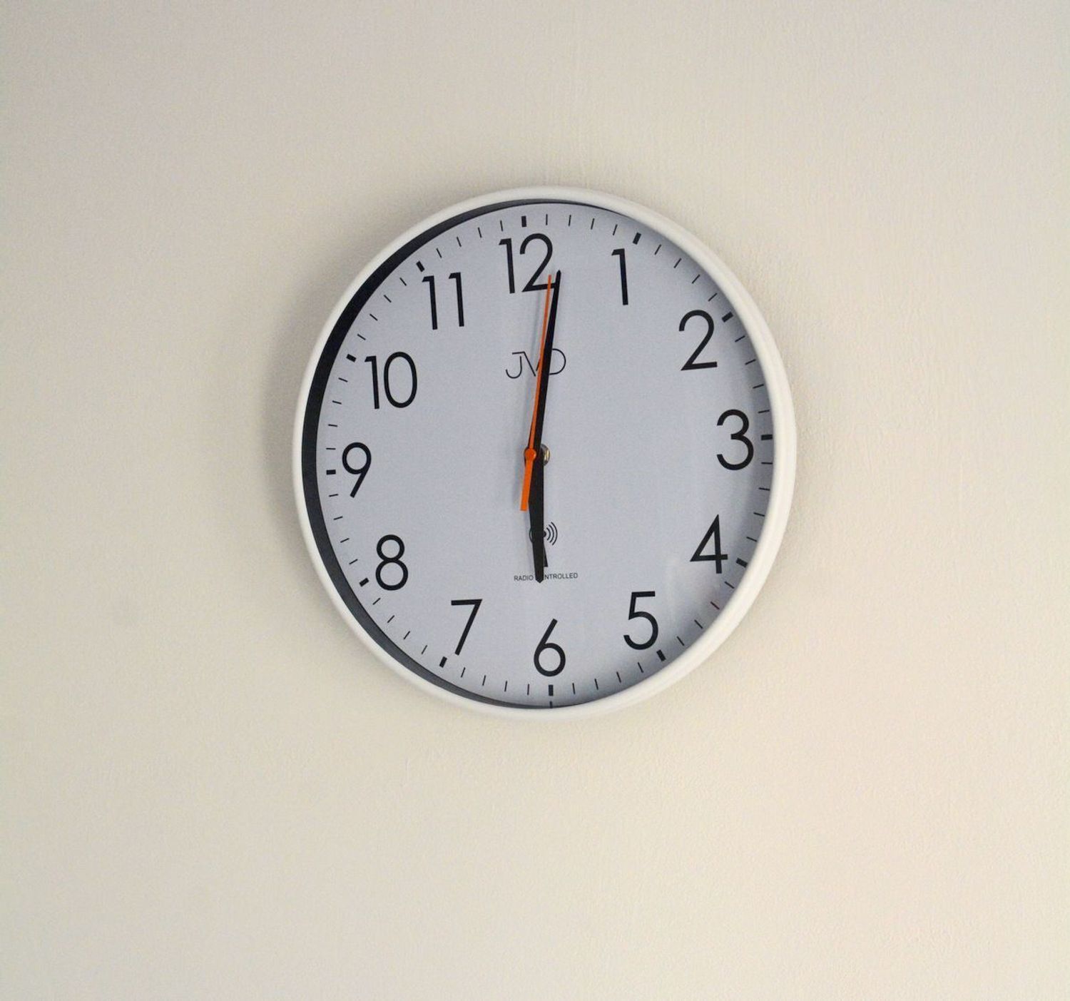 Zegar JVD RH502.3 – Sterowany radiowo, biały, 30 cm, płynny sekundnik, synchronizacja sygnałem.jpg