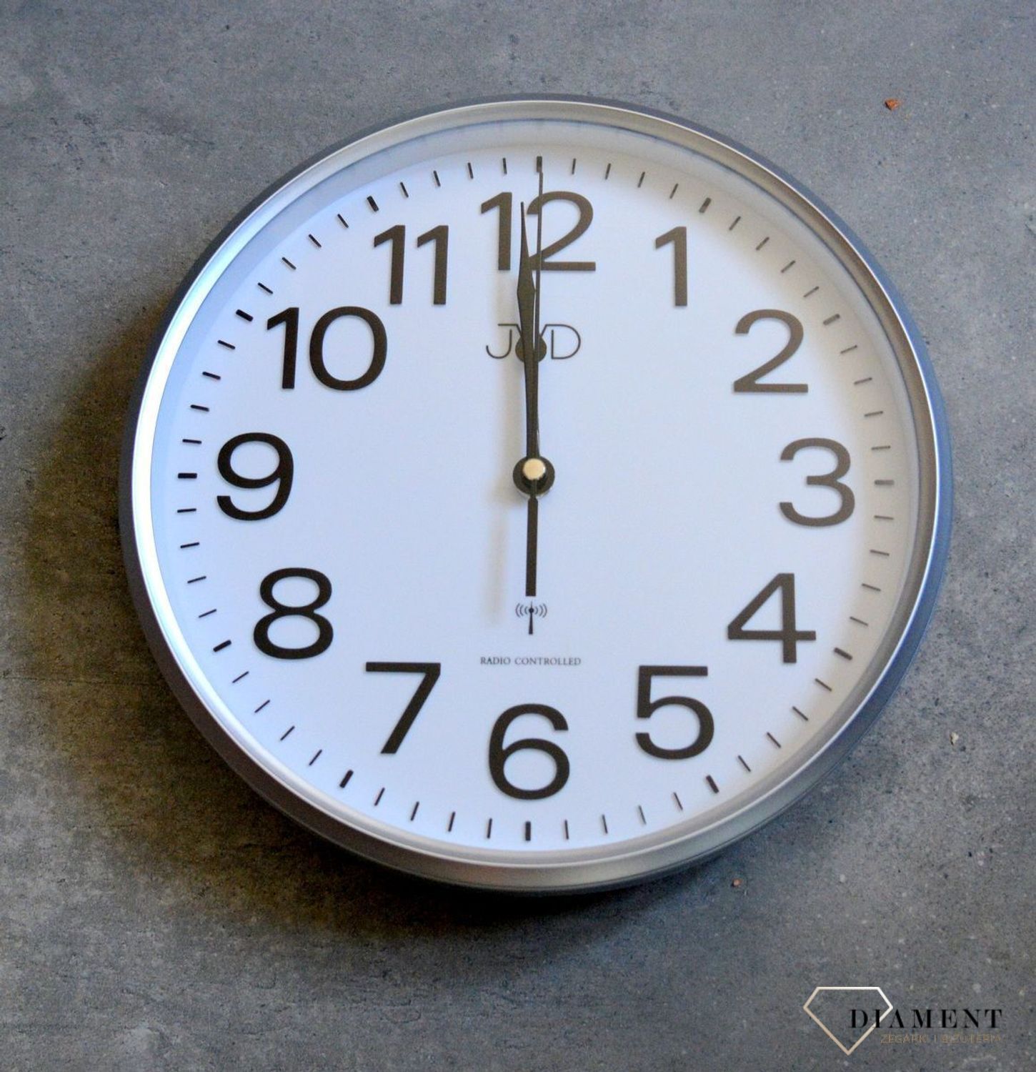 Zegar sterowany radiowo czeskiej marki JVD RH683.2 radio controlled.  Zegar sterowany radiowo czeskiej marki JVD RH683.3 radio controlled wyposażony jest w kwarcowy mechanizm, zasilany za pomocą baterii. Zegar sterowany falami radiowymi..jpg