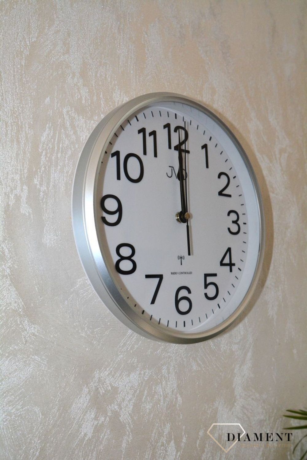 Zegar sterowany radiowo czeskiej marki JVD RH683.2 radio controlled.  Zegar sterowany radiowo czeskiej marki JVD RH683.3 radio controlled wyposażony jest w kwarcowy mechanizm, zasilany za pomocą baterii. Zegar sterowany falami radiowymi..jpg