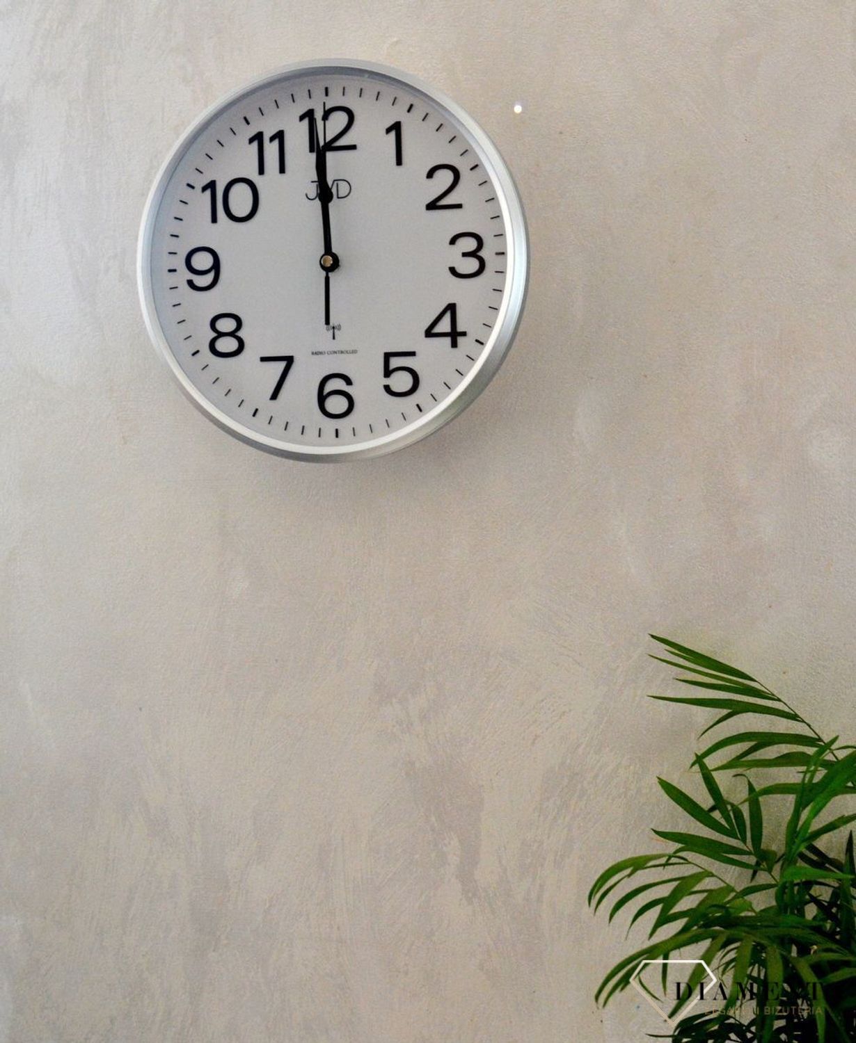 Zegar sterowany radiowo czeskiej marki JVD RH683.2 radio controlled.  Zegar sterowany radiowo czeskiej marki JVD RH683.3 radio controlled wyposażony jest w kwarcowy mechanizm, zasilany za pomocą baterii. Zegar sterowany falami radiowymi..jpg