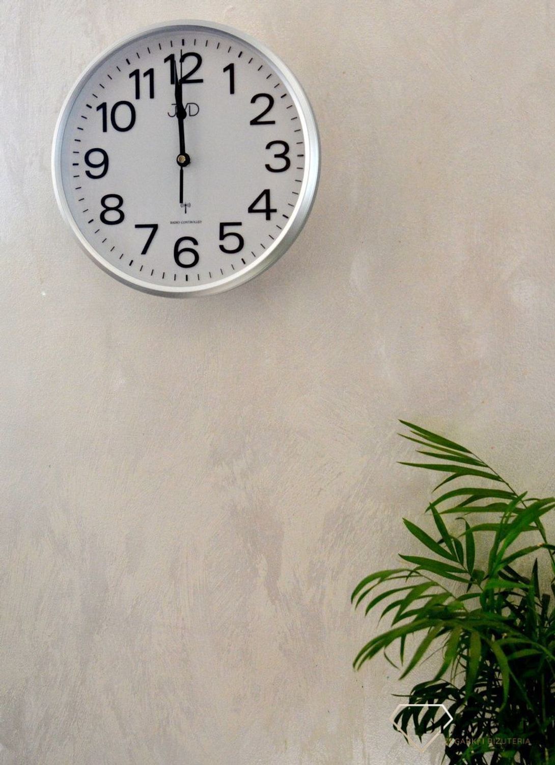 Zegar sterowany radiowo czeskiej marki JVD RH683.2 radio controlled.  Zegar sterowany radiowo czeskiej marki JVD RH683.3 radio controlled wyposażony jest w kwarcowy mechanizm, zasilany za pomocą baterii. Zegar sterowany falami radiowymi..jpg