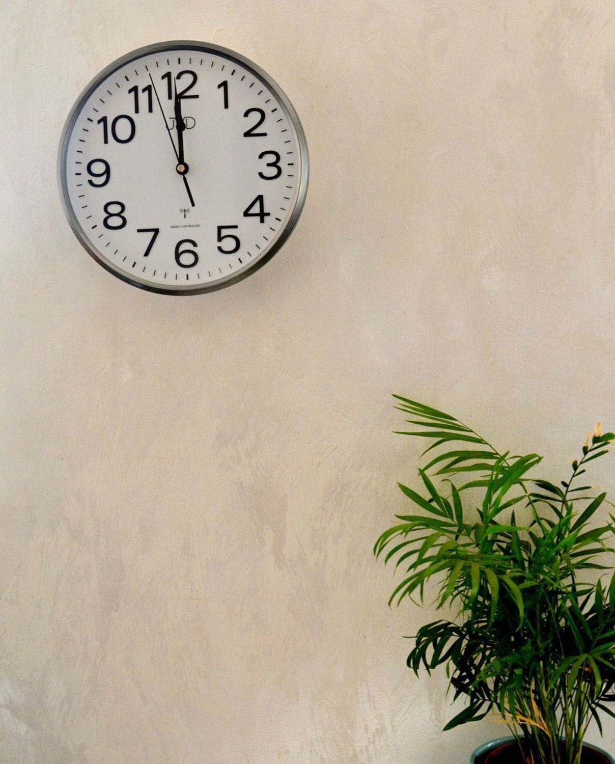 Zegar sterowany radiowo czeskiej marki JVD RH683.3 radio controlled. Zegar ten odbiera sygnał kalibracji czas, który zawiera dane o bieżącej godzinie, po czym dokonuje odpowiedniego dostrojenia swojego wskazania. Zegark kwarcowy ścienny..jpg