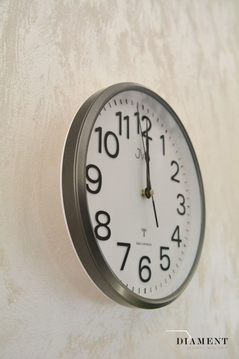 Zegar sterowany radiowo czeskiej marki JVD RH683.3 radio controlled. Zegar ten odbiera sygnał kalibracji czas, który zawiera dane o bieżącej godzinie, po czym dokonuje odpowiedniego dostrojenia swojego wskazania. Zegark kwarcowy ścienny..jpg