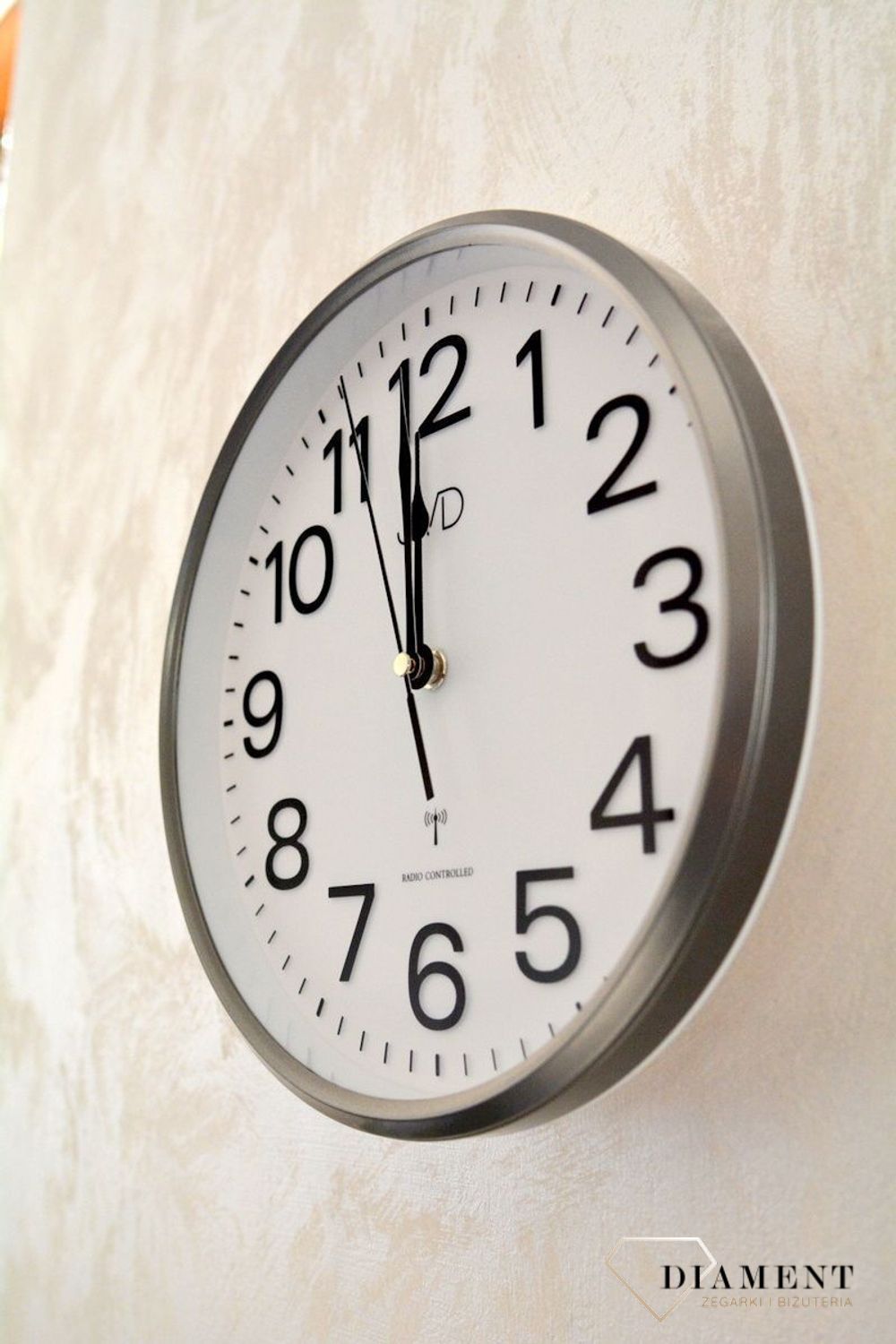 Zegar sterowany radiowo czeskiej marki JVD RH683.3 radio controlled. Zegar ten odbiera sygnał kalibracji czas, który zawiera dane o bieżącej godzinie, po czym dokonuje odpowiedniego dostrojenia swojego wskazania. Zegark kwarcowy ścienny..jpg