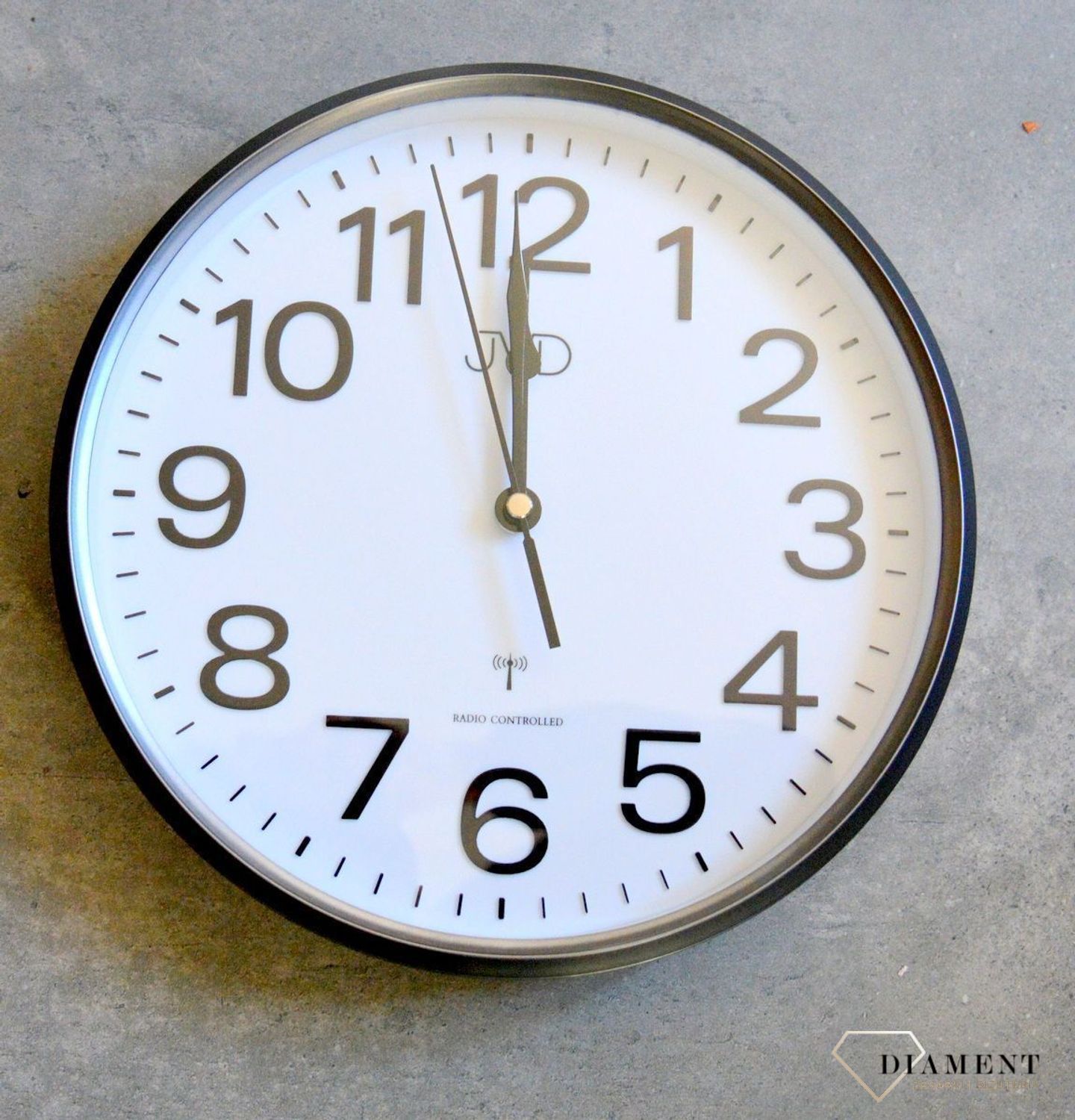 Zegar sterowany radiowo czeskiej marki JVD RH683.3 radio controlled. Zegar ten odbiera sygnał kalibracji czas, który zawiera dane o bieżącej godzinie, po czym dokonuje odpowiedniego dostrojenia swojego wskazania. Zegark kwarcowy ścienny..jpg