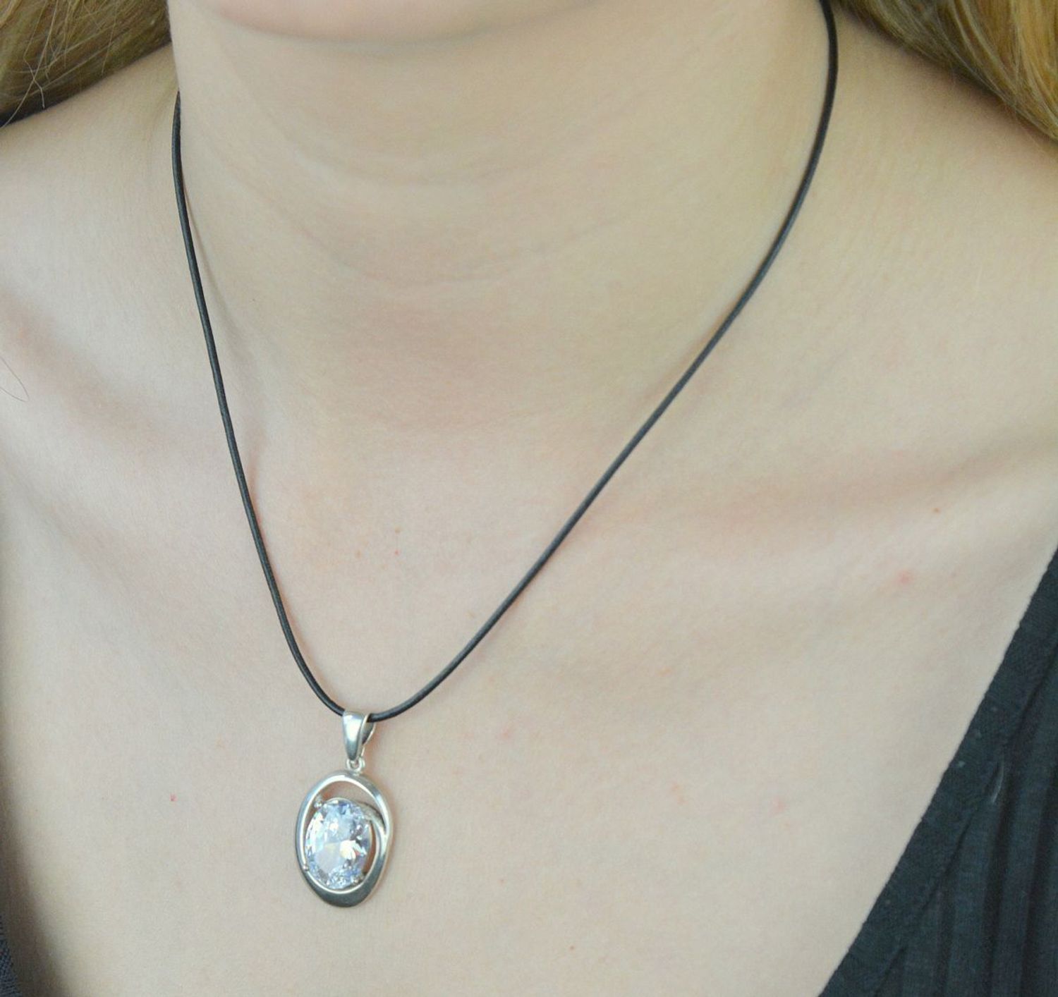 Rzemień skórzany czarny 2mm srebrne zapięcie DIA-RZE-4780-925. Rzemień skórzany. Skórzany rzemień czarny. Czarny rzemień. Naszyjnik czarny rzemyk. Rzemień czarny damski, młodzieżowy. Rzemień na lato (1).jpg