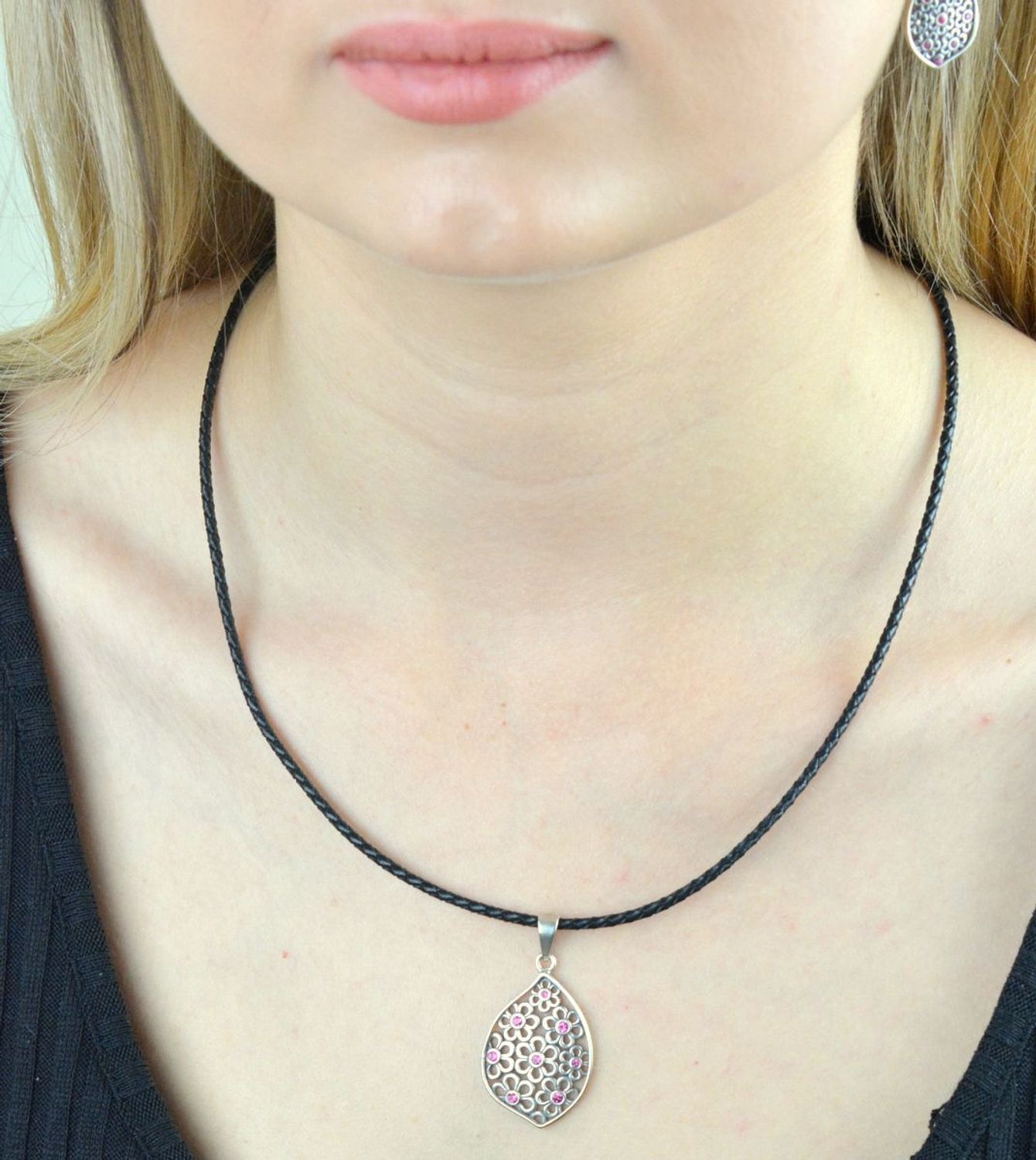 Naszyjnik czarny rzemyk pleciony 3mm DIA-RZE-4781-925. Naszyjnik czarny damski. Naszyjnik rzemyk. Pleciony rzemyk czarny. Czarny rzemyk damski, młodzieżowy. Czarny rzemyk pleciony na lato. Rzemyk do letni.jpg