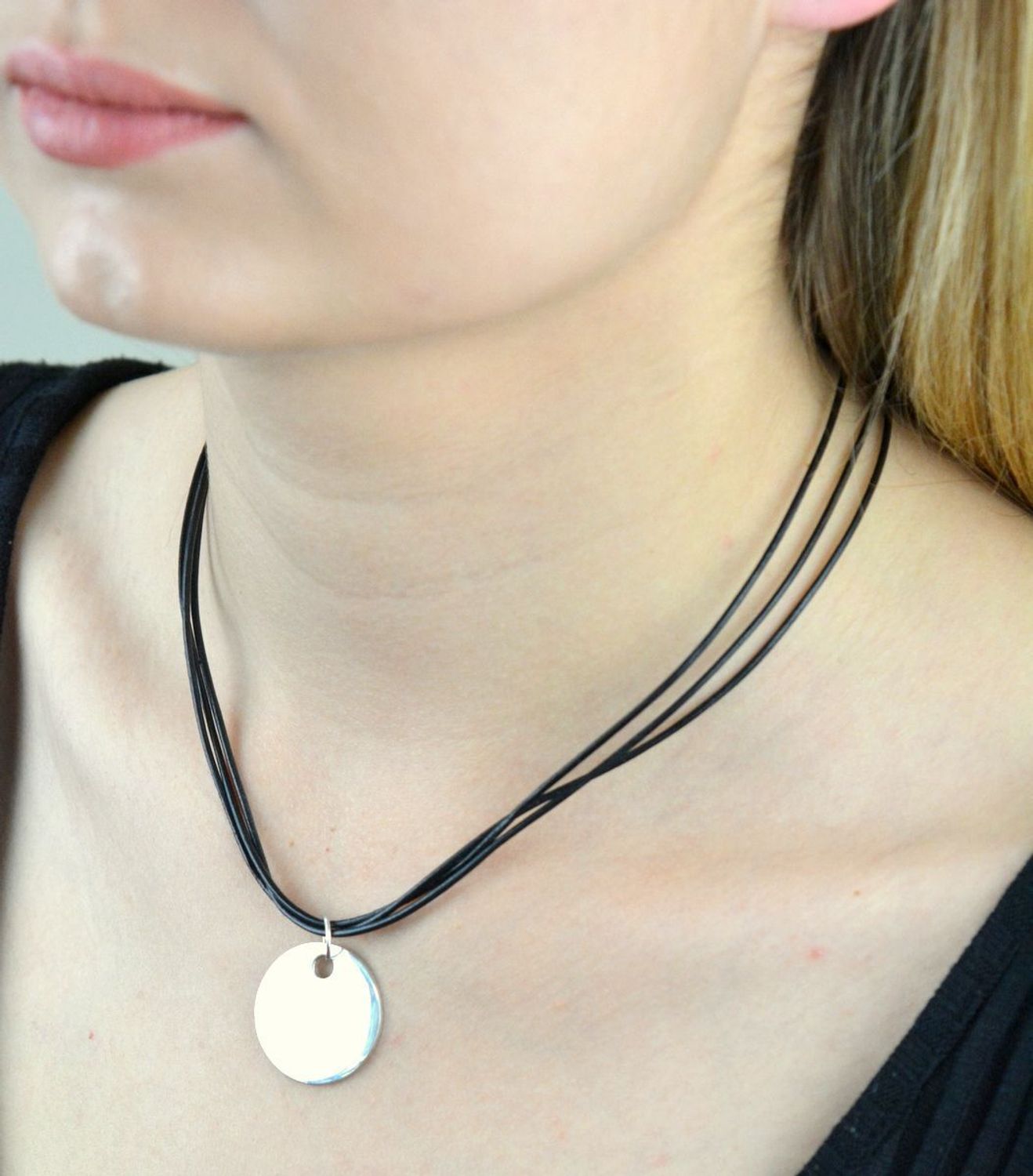 Naszyjnik czarny rzemyk typu choker DIA-RZE-5585-925. Naszyjnik choker. Naszyjnik z rzemyków. Naszyjnik idealny na lato. Naszyjnik młodzieżowy. Naszyjnik damski, ozdobny. Naszyjnik idealny na prezent (1).jpg