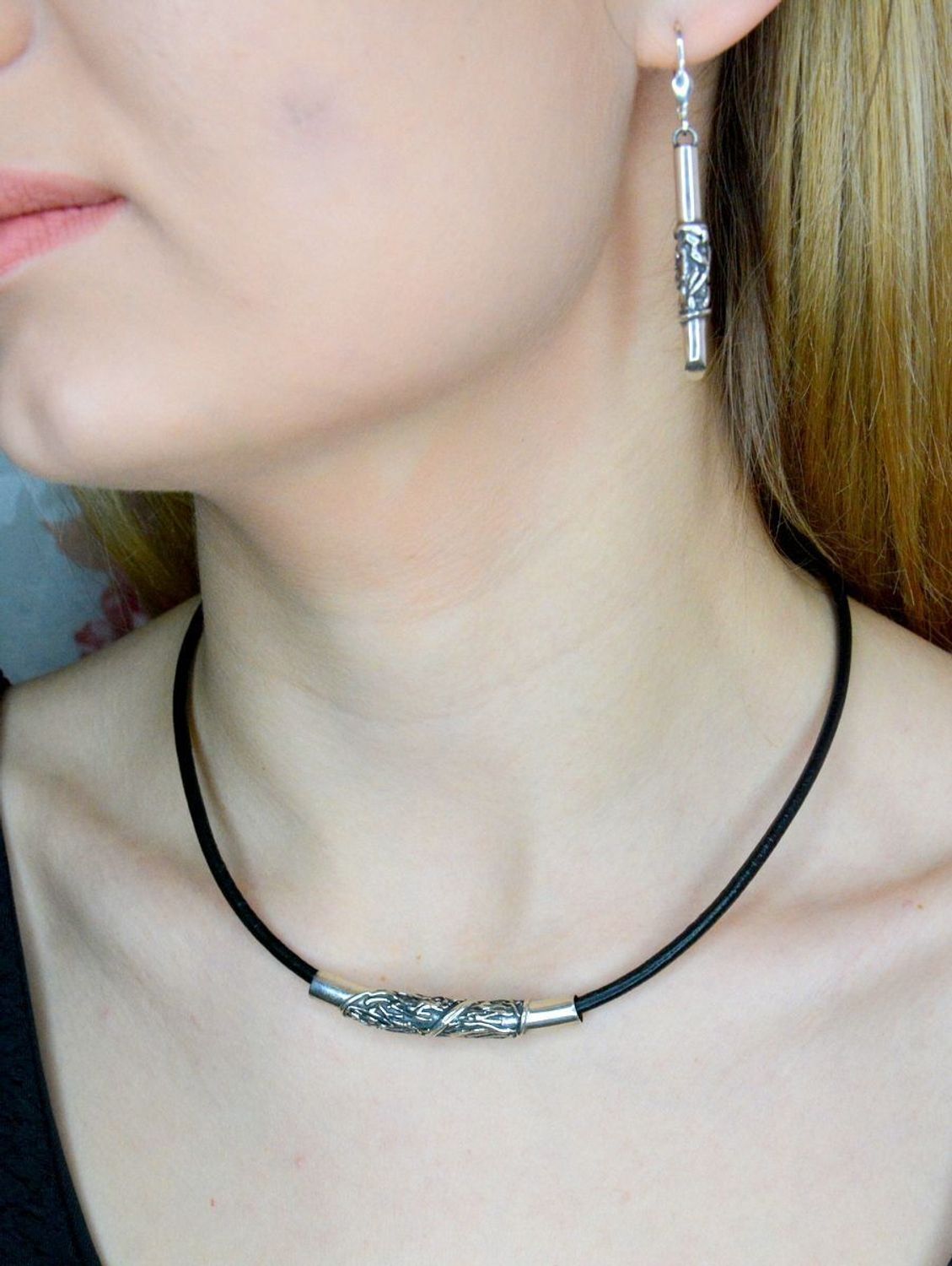 Czarny skórzany rzemień ze srebrnym zapięciem 3,5 mm. Naszyjnik rzemień skórzany czarny z ozdobnym srebrnym grawerowaniem oraz wykończony srebrnym zapięciem, będzie ciekawą ozdobą dla wielu kreacji jak również idealnym pomysłem na .jpg