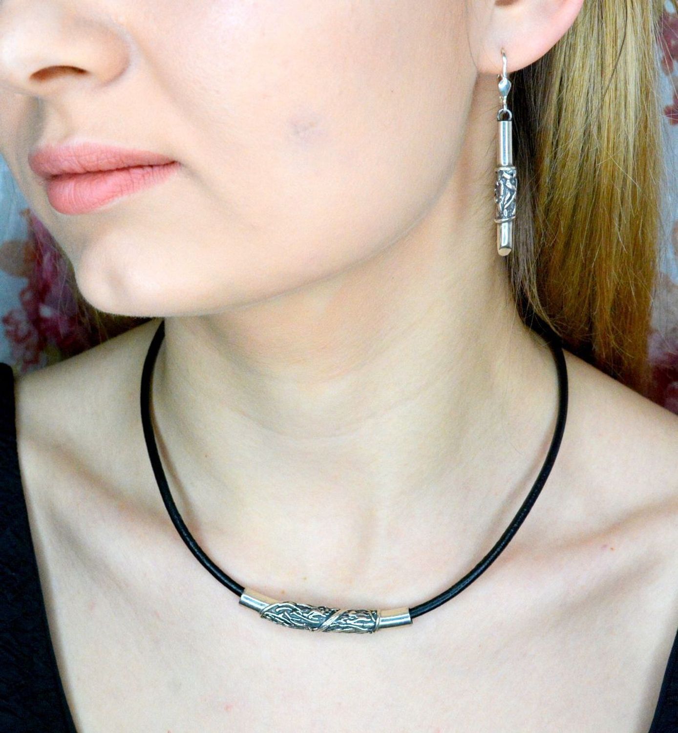 Czarny skórzany rzemień ze srebrnym zapięciem 3,5 mm. Naszyjnik rzemień skórzany czarny z ozdobnym srebrnym grawerowaniem oraz wykończony srebrnym zapięciem, będzie ciekawą ozdobą dla wielu kreacji jak również idealnym pomysłem na .jpg