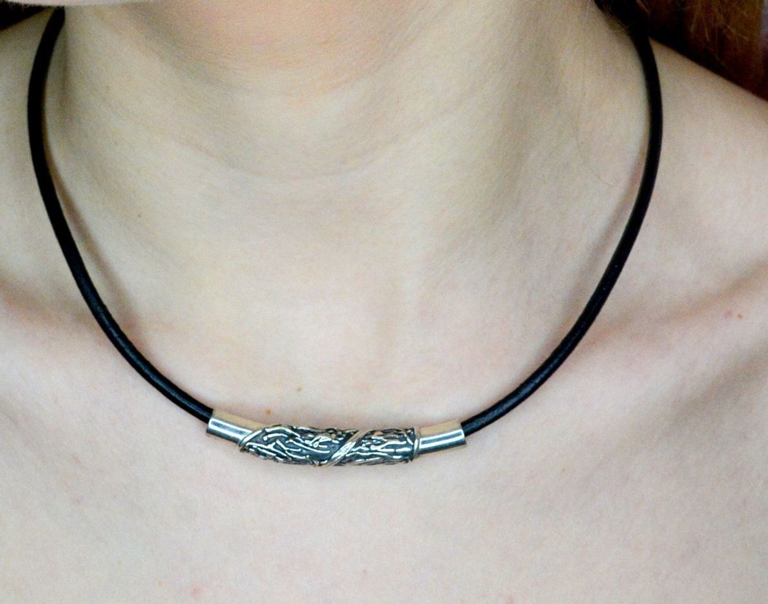 Czarny skórzany rzemień ze srebrnym zapięciem 3,5 mm. Naszyjnik rzemień skórzany czarny z ozdobnym srebrnym grawerowaniem oraz wykończony srebrnym zapięciem, będzie ciekawą ozdobą dla wielu kreacji jak również idealnym pomysłem na .jpg