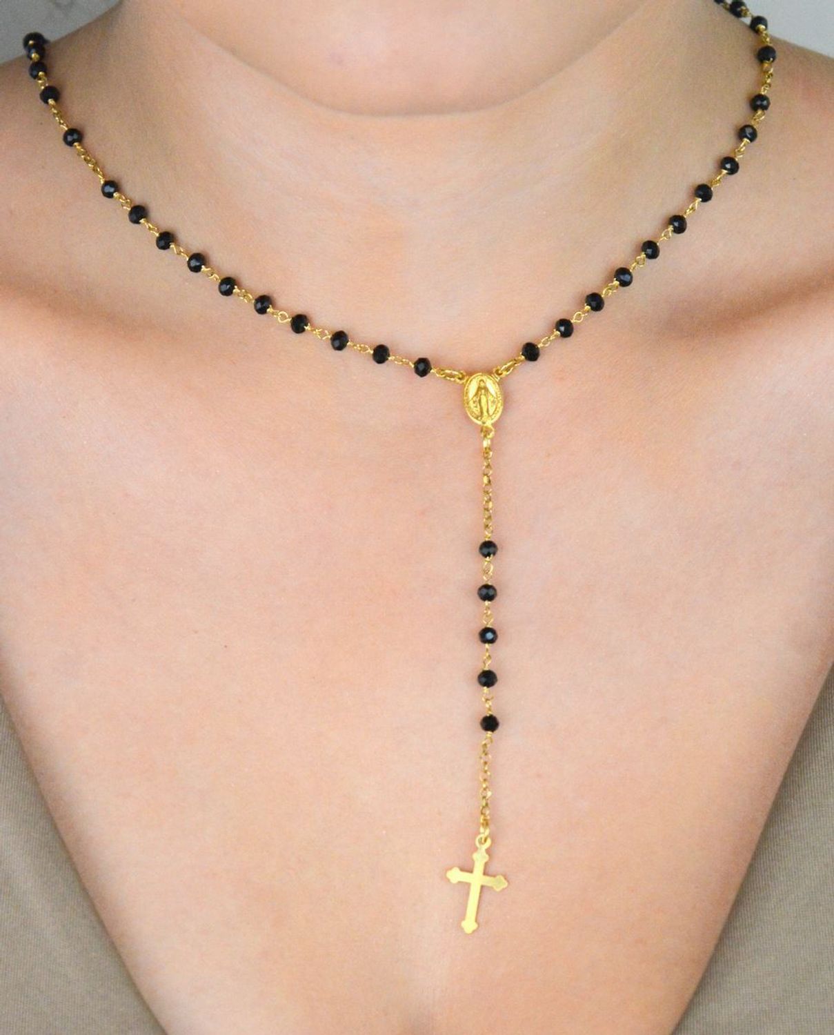 Pozłacany różaniec ze srebra próby 925 zdobiony czarnymi kryształkami. Długość łańcuszka 50 cm + 2 cm, długość elementu wiszącego 10 cm. Waga 6,40 g. Idealny prezent duchowy i modny dodatek.1.jpg