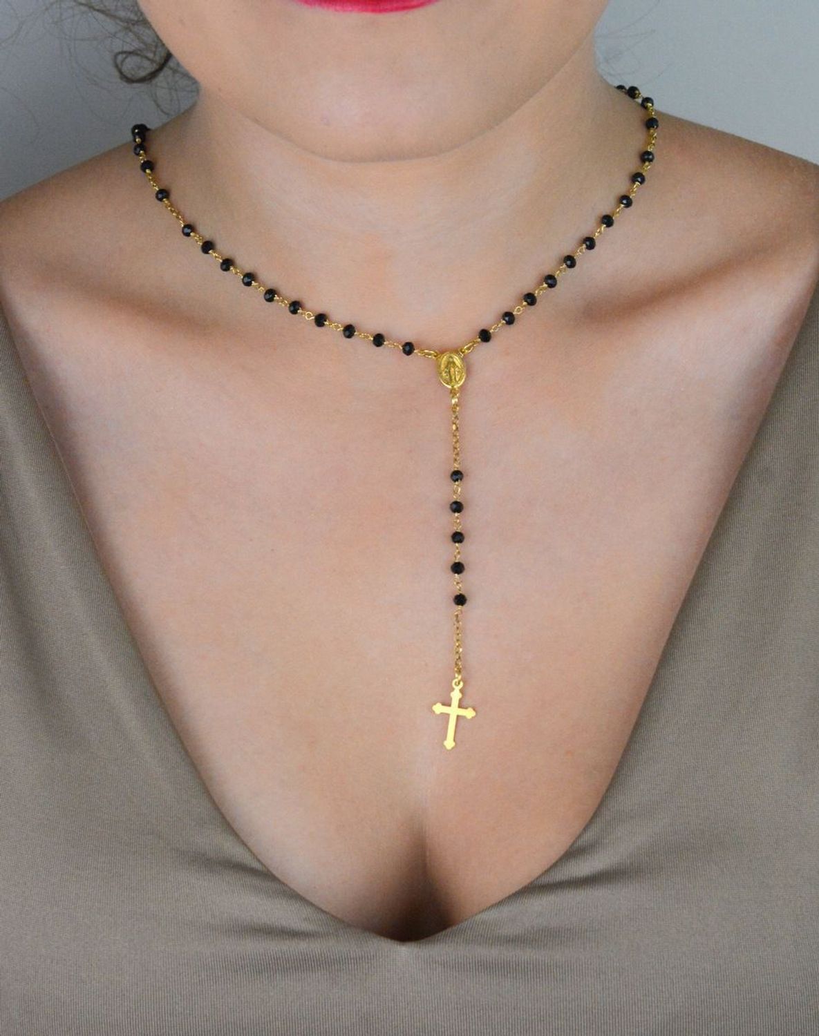 Pozłacany różaniec ze srebra próby 925 zdobiony czarnymi kryształkami. Długość łańcuszka 50 cm + 2 cm, długość elementu wiszącego 10 cm. Waga 6,40 g. Idealny prezent duchowy i modny dodatek.1.jpg