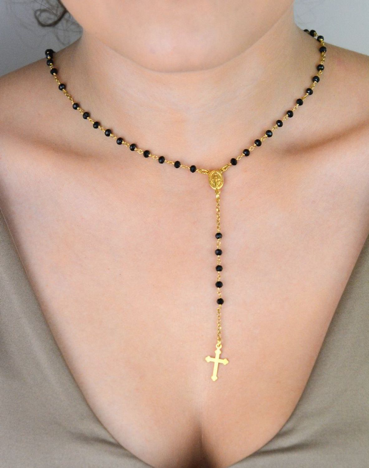 Pozłacany różaniec ze srebra próby 925 zdobiony czarnymi kryształkami. Długość łańcuszka 50 cm + 2 cm, długość elementu wiszącego 10 cm. Waga 6,40 g. Idealny prezent duchowy i modny dodatek.1.jpg