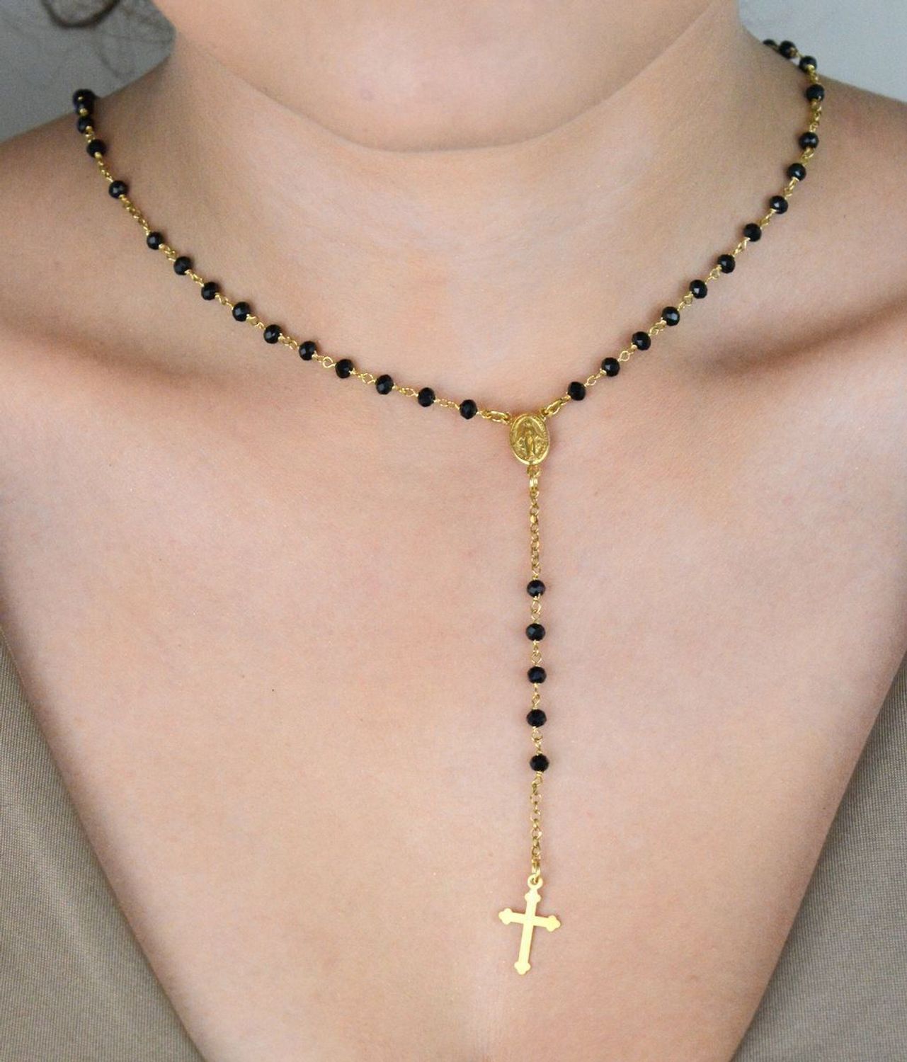 Pozłacany różaniec ze srebra próby 925 zdobiony czarnymi kryształkami. Długość łańcuszka 50 cm + 2 cm, długość elementu wiszącego 10 cm. Waga 6,40 g. Idealny prezent duchowy i modny dodatek.1.jpg