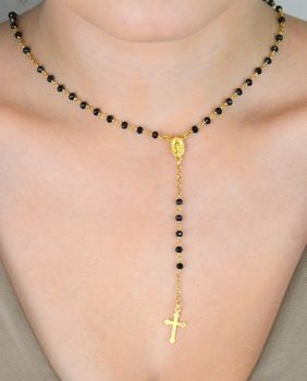 Pozłacany różaniec ze srebra próby 925 zdobiony czarnymi kryształkami. Długość łańcuszka 50 cm + 2 cm, długość elementu wiszącego 10 cm. Waga 6,40 g. Idealny prezent duchowy i modny dodatek (1).JPG