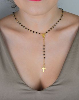 Pozłacany różaniec ze srebra próby 925 zdobiony czarnymi kryształkami. Długość łańcuszka 50 cm + 2 cm, długość elementu wiszącego 10 cm. Waga 6,40 g. Idealny prezent duchowy i modny dodatek (2).JPG