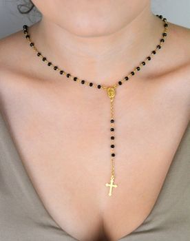 Pozłacany różaniec ze srebra próby 925 zdobiony czarnymi kryształkami. Długość łańcuszka 50 cm + 2 cm, długość elementu wiszącego 10 cm. Waga 6,40 g. Idealny prezent duchowy i modny dodatek (3).JPG