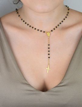 Pozłacany różaniec ze srebra próby 925 zdobiony czarnymi kryształkami. Długość łańcuszka 50 cm + 2 cm, długość elementu wiszącego 10 cm. Waga 6,40 g. Idealny prezent duchowy i modny dodatek (5).JPG