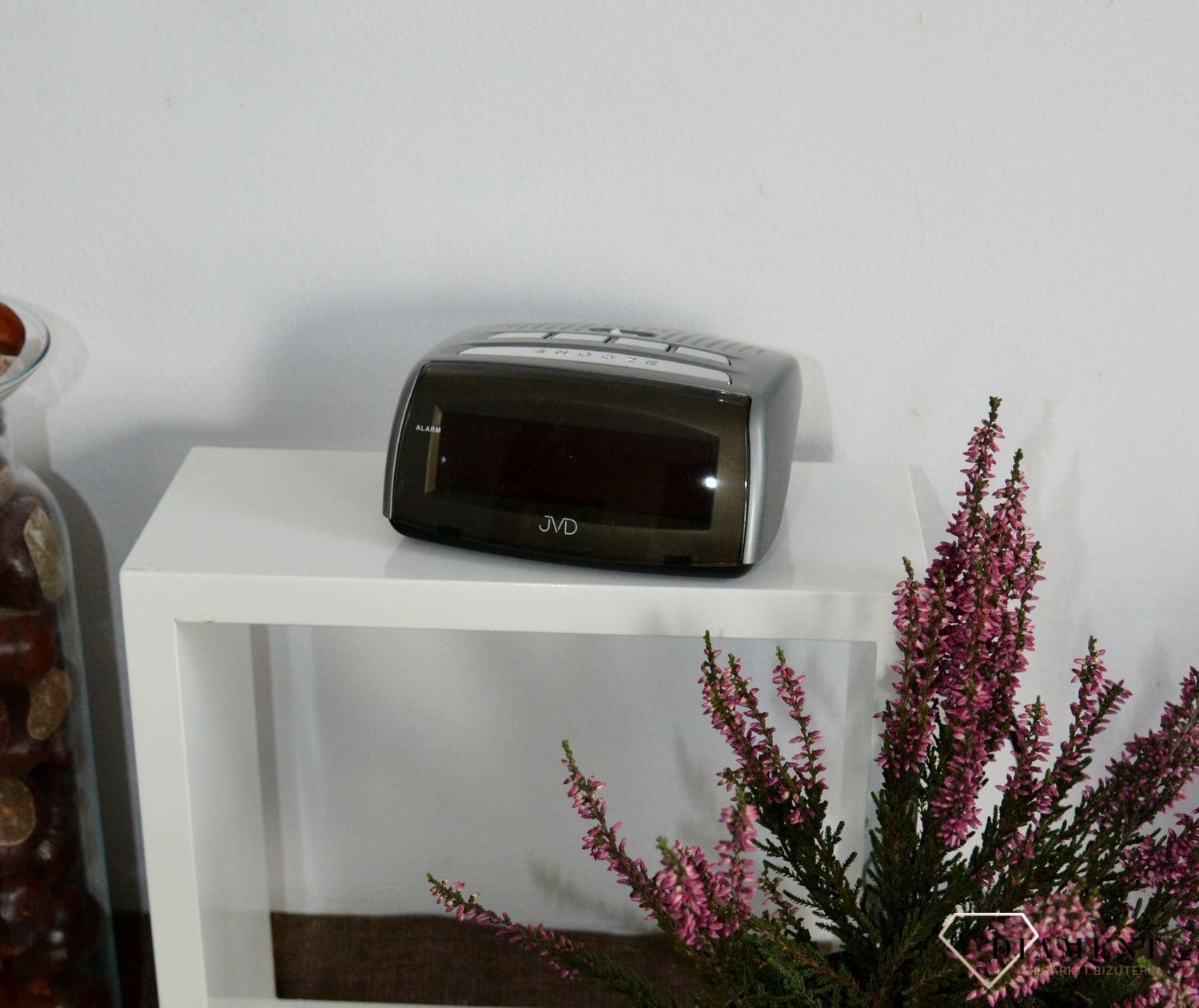 Budzik elektroniczny LCD JVD SB0720.1. Srebrny budzik cyfrowy JVD z alarmem Budziki sieciowe. Budziki na prąd..jpg