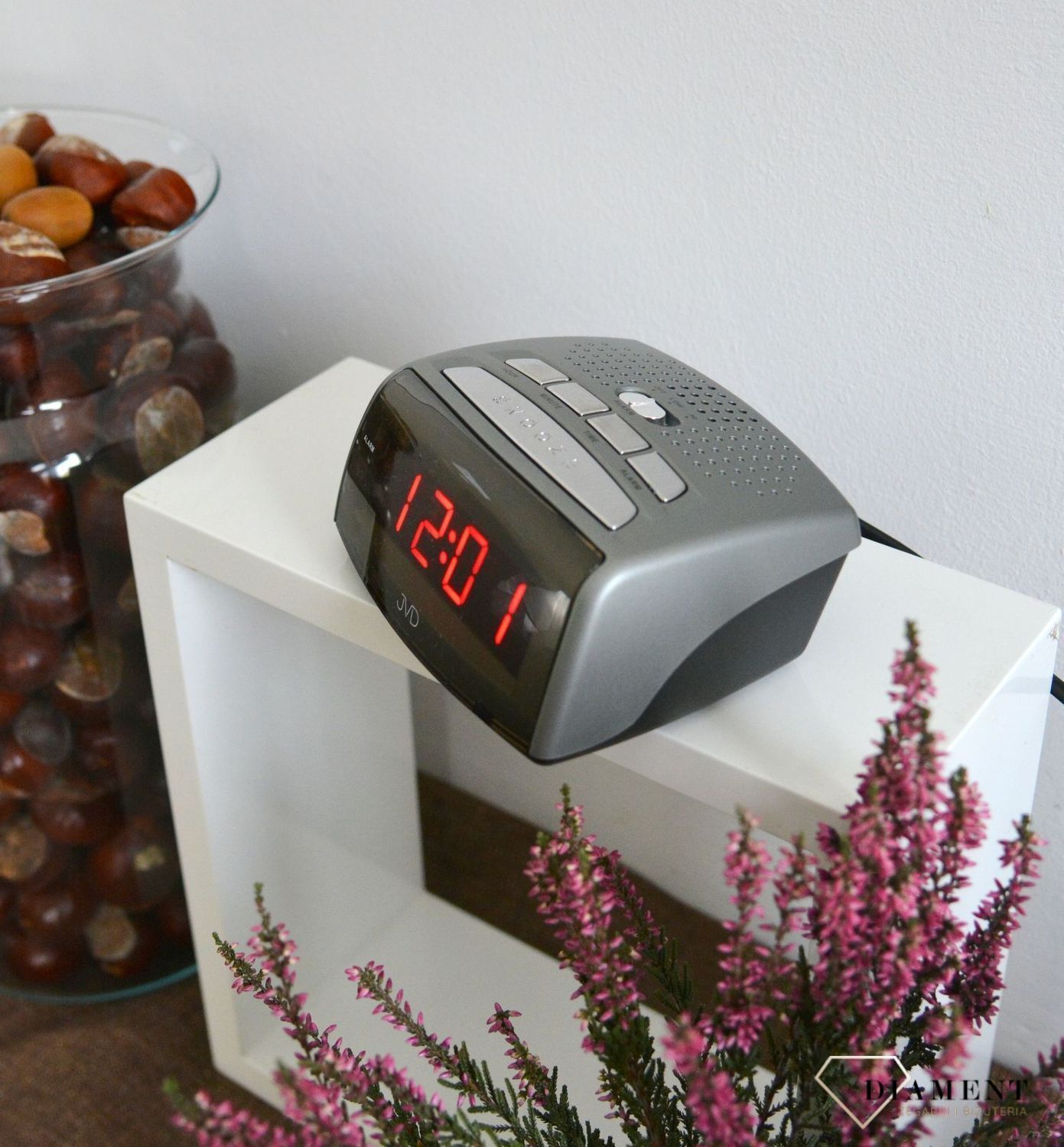 Budzik elektroniczny LCD JVD SB0720.1. Srebrny budzik cyfrowy JVD z alarmem Budziki sieciowe. Budziki na prąd..jpg