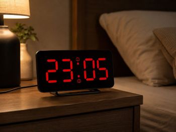 Nowoczesny budzik cyfrowy JVD SB3216.3 w kolorze czarnym z czerwonymi cyframi LED. Posiada 3 czasy budzenia, alarm, drzemkę co 8 minut, tryb 1224 h i czytelne podświetlenie..jpg