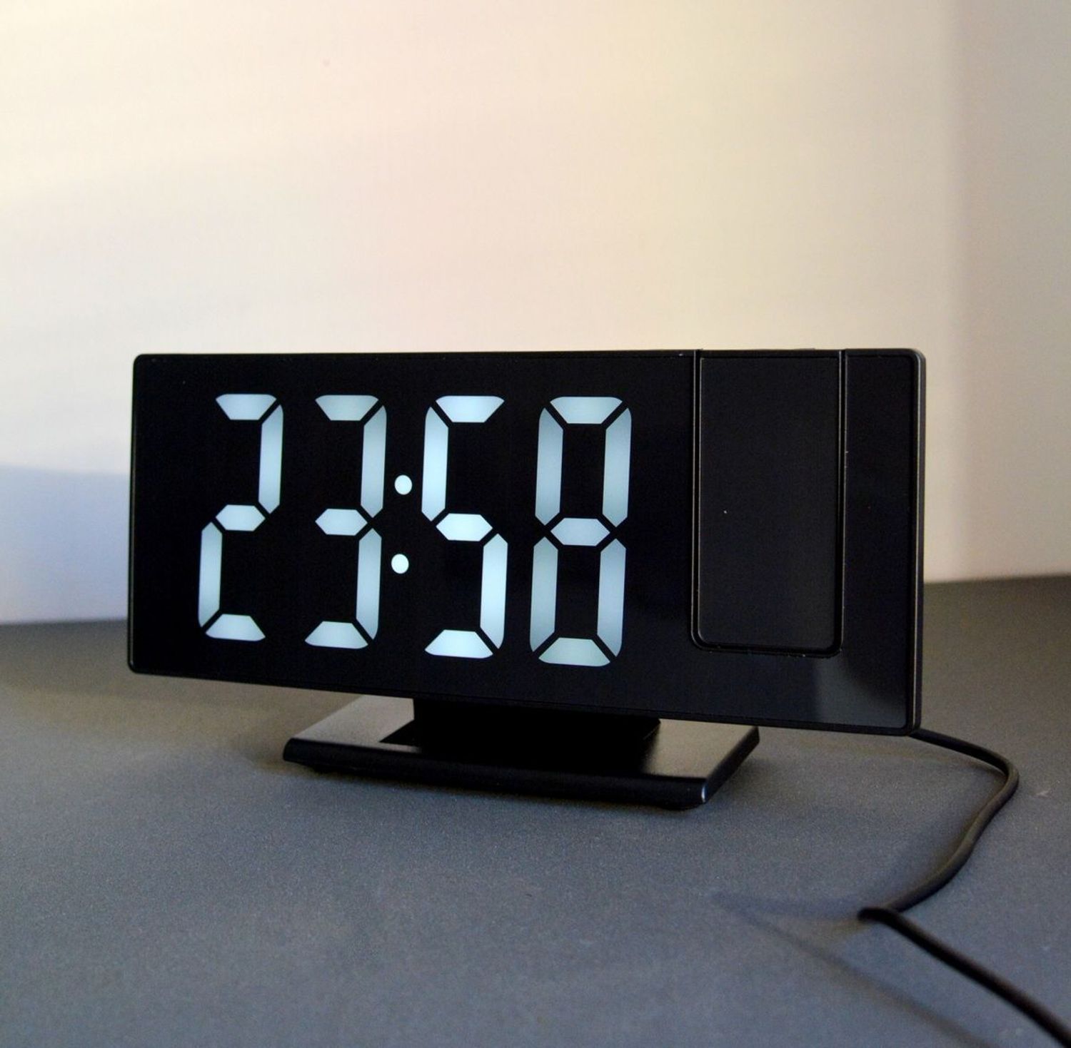 Budzik cyfrowy JVD z projektorem SB3618.3. Budzik cyfrowy JVD. Budzik z cyframi JVD. Budzik z projektorem. Budzik z termometrem. Idealny budzik na biurko, do sypialni. Budzik na prezent..jpg