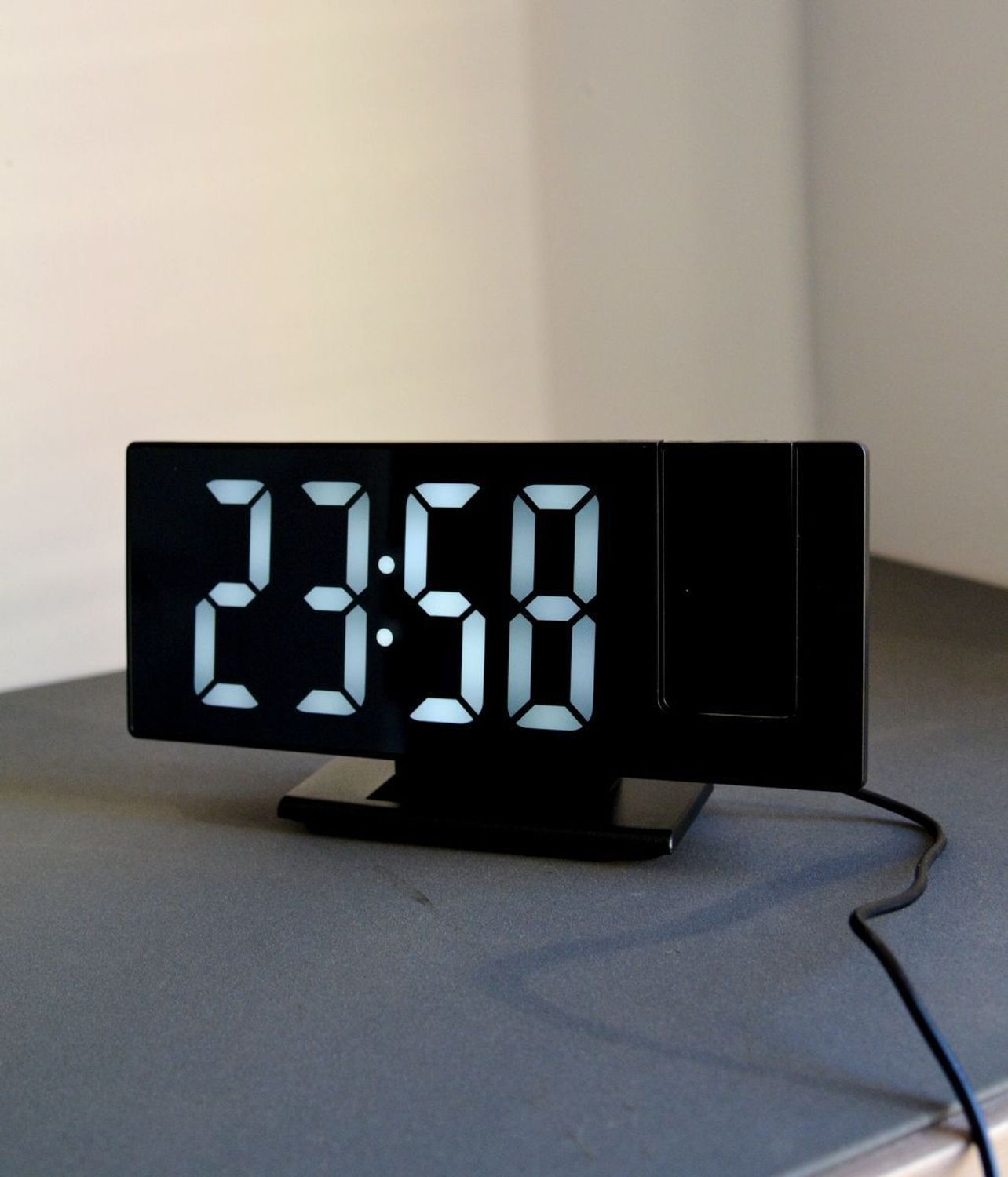 Budzik cyfrowy JVD z projektorem SB3618.3. Budzik cyfrowy JVD. Budzik z cyframi JVD. Budzik z projektorem. Budzik z termometrem. Idealny budzik na biurko, do sypialni. Budzik na prezent..jpg