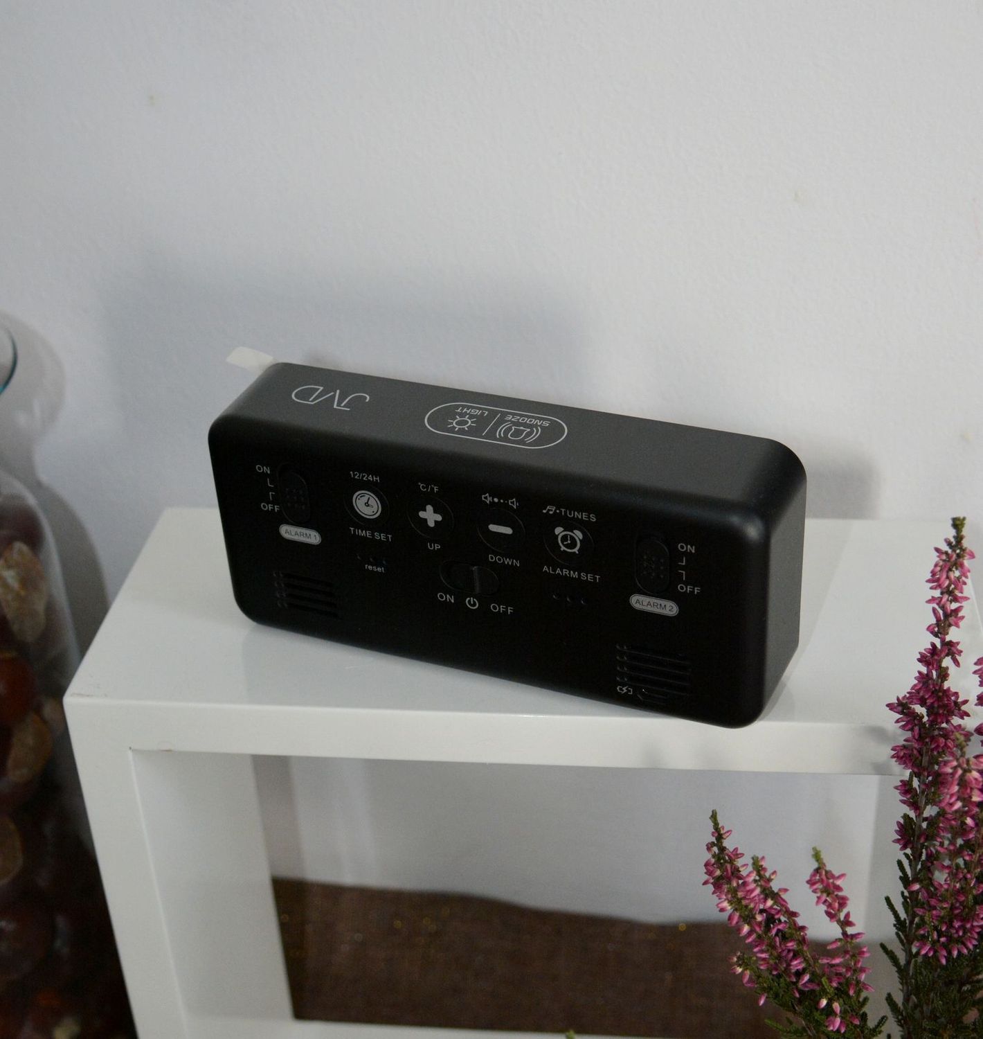 Budzik cyfrowy z  JVD SB8005.1 z zasilaniem sieciowym USB.jpg