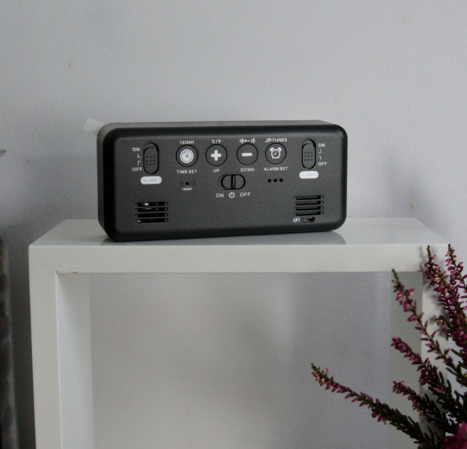 Budzik cyfrowy z  JVD SB8005.1 z zasilaniem sieciowym USB.jpg