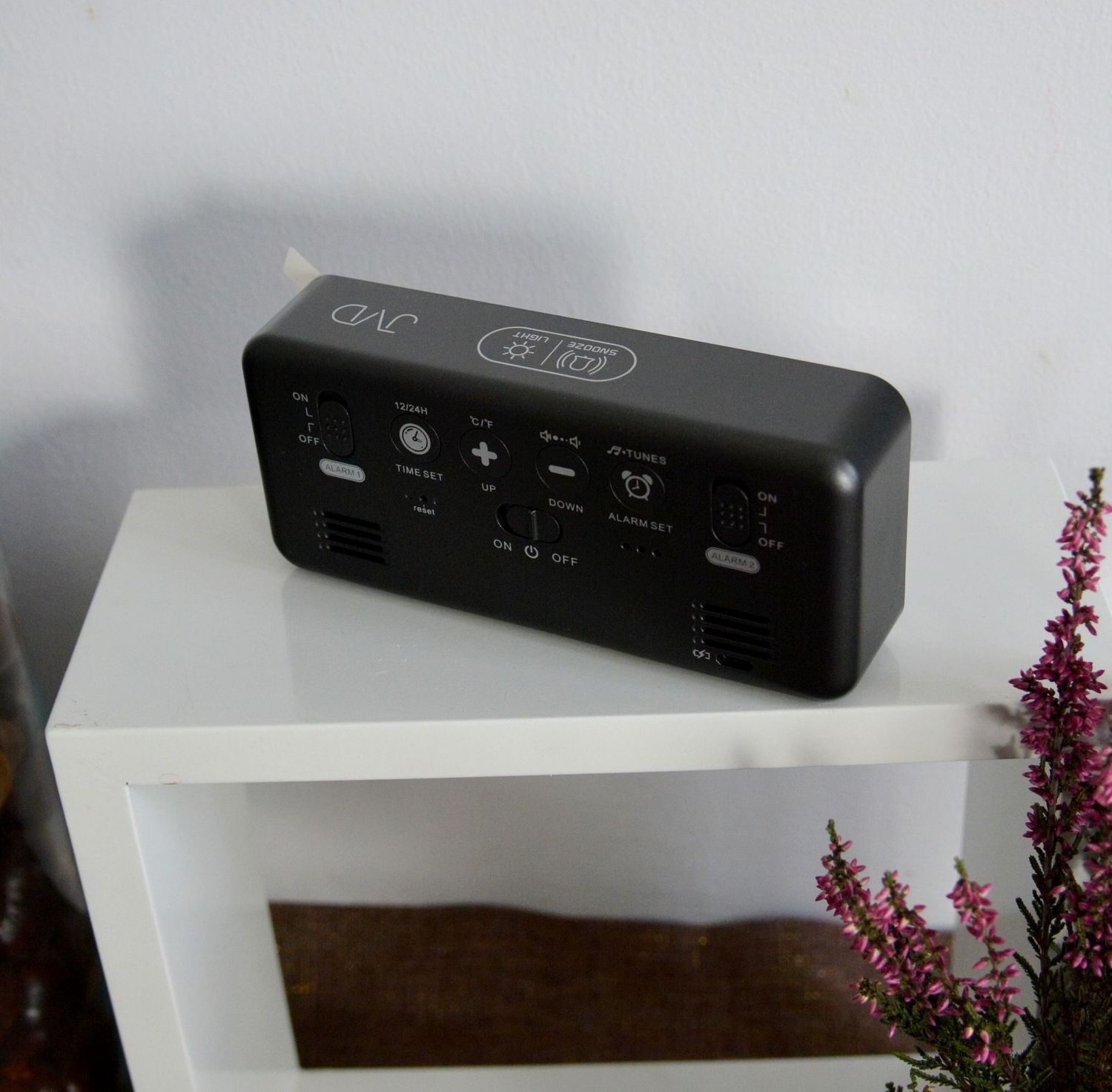 Budzik cyfrowy z  JVD SB8005.1 z zasilaniem sieciowym USB.jpg