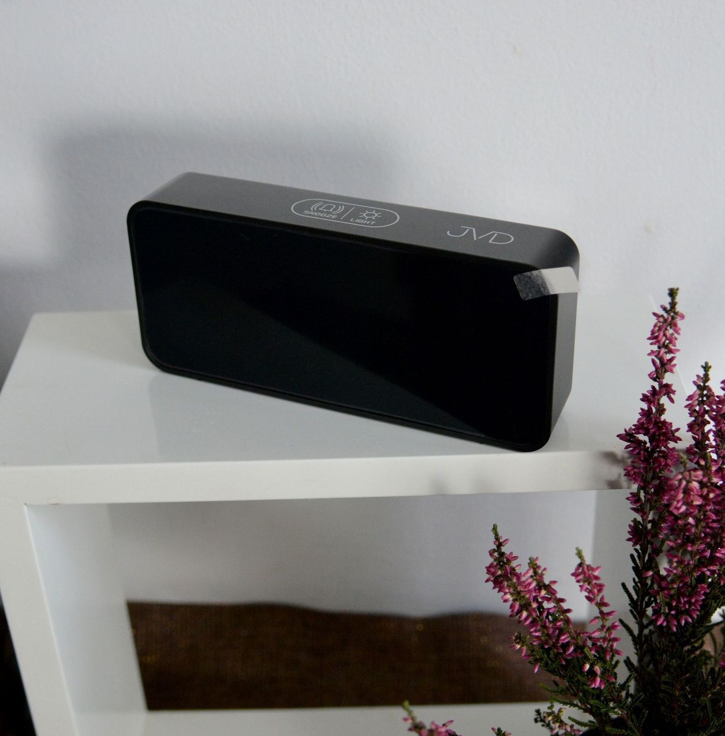 Budzik cyfrowy z  JVD SB8005.1 z zasilaniem sieciowym USB.jpg