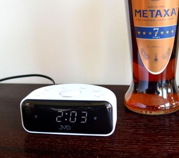 Budzik elektroniczny LCD JVD SB900.3 Białe cyfry. Budzik elektroniczny czeskiej marki JVD. Alarm ✓ Dwa czasy budzenia (1).JPG