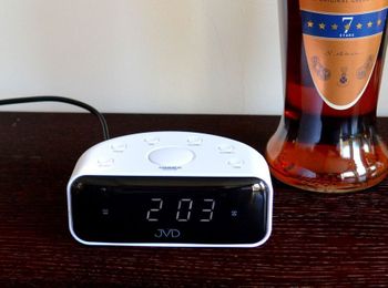 Budzik elektroniczny LCD JVD SB900.3 Białe cyfry. Budzik elektroniczny czeskiej marki JVD. Alarm ✓ Dwa czasy budzenia (3).JPG