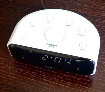 Budzik elektroniczny LCD JVD SB900.3 Białe cyfry. Budzik elektroniczny czeskiej marki JVD. Alarm ✓ Dwa czasy budzenia (4).JPG