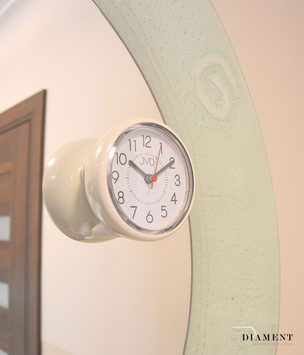 Zegar ścienny wodoszczelny łazienkowy JVD kremowy SH023. Mały zegar ścienny wiszący o bardzo czytelnej i wyraźnej tarczy. Zegar może stać w wilgotnych pomieszczeniach (4).jpg