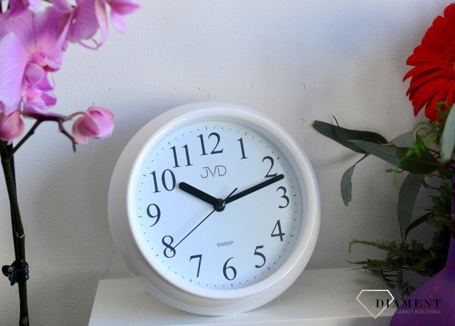 Zegar ścienny stojący wodoszczelny łazienkowy JVD SH024. Mały zegar ścienny stojący o bardzo czytelnej i wyraźnej tarczy. Zegar może stać w wilgotnych pomieszczeniach. Wodoszczelna obudowa ( (4).JPG