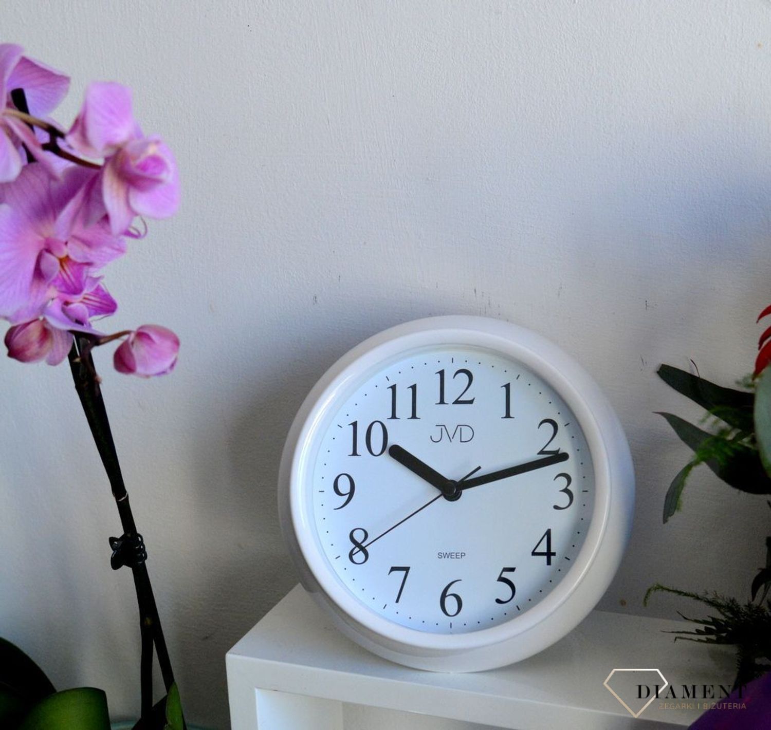 Zegar ścienny stojący wodoszczelny łazienkowy JVD SH024. Mały zegar ścienny stojący o bardzo czytelnej i wyraźnej tarczy. Zegar może stać w wilgotnych pomieszczeniach. Wodoszczelna obudowa ( (4).JPG