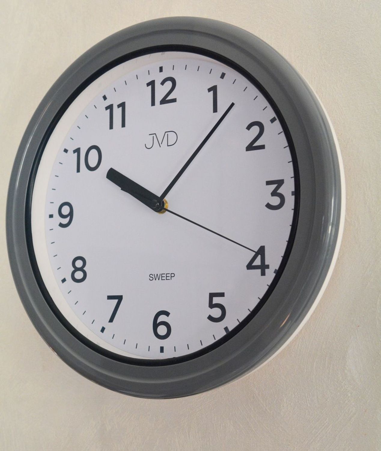 Zegar ścienny wodoszczelny łazienkowy JVD SH5913.2 szary płynący sekundnik .  Zegar łazienkowy. Zegar do łazienki wodoszczelny. Ścienny zegar szary. Zegar z cichym sekundnikiem..jpg