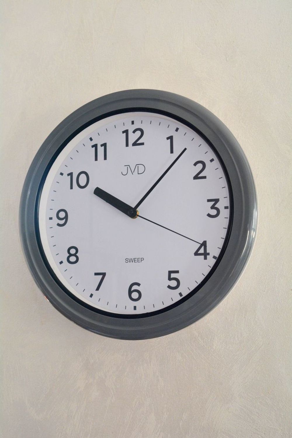 Zegar ścienny wodoszczelny łazienkowy JVD SH5913.2 szary płynący sekundnik .  Zegar łazienkowy. Zegar do łazienki wodoszczelny. Ścienny zegar szary. Zegar z cichym sekundnikiem..jpg