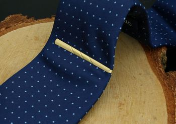 Elegancka spinka złota do krawata próby 585, zdobiona wzorem. Wymiary 6,0×0,5 cm, waga 3,26 g. Stylowy dodatek do garnituru i prezent dla mężczyzny.3.jpg