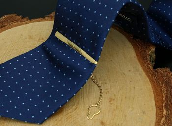 Elegancka spinka złota do krawata próby 585, zdobiona wzorem. Wymiary 6,0×0,5 cm, waga 3,26 g. Stylowy dodatek do garnituru i prezent dla mężczyzny.4.jpg