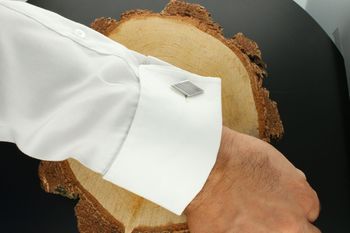 Eleganckie spinki męskie do mankietów wykonane ze srebra próby 925, wymiary 1,5 cm x 1,5 cm, waga 6,06 g. Idealne na prezent lub do garnituru.2.jpg