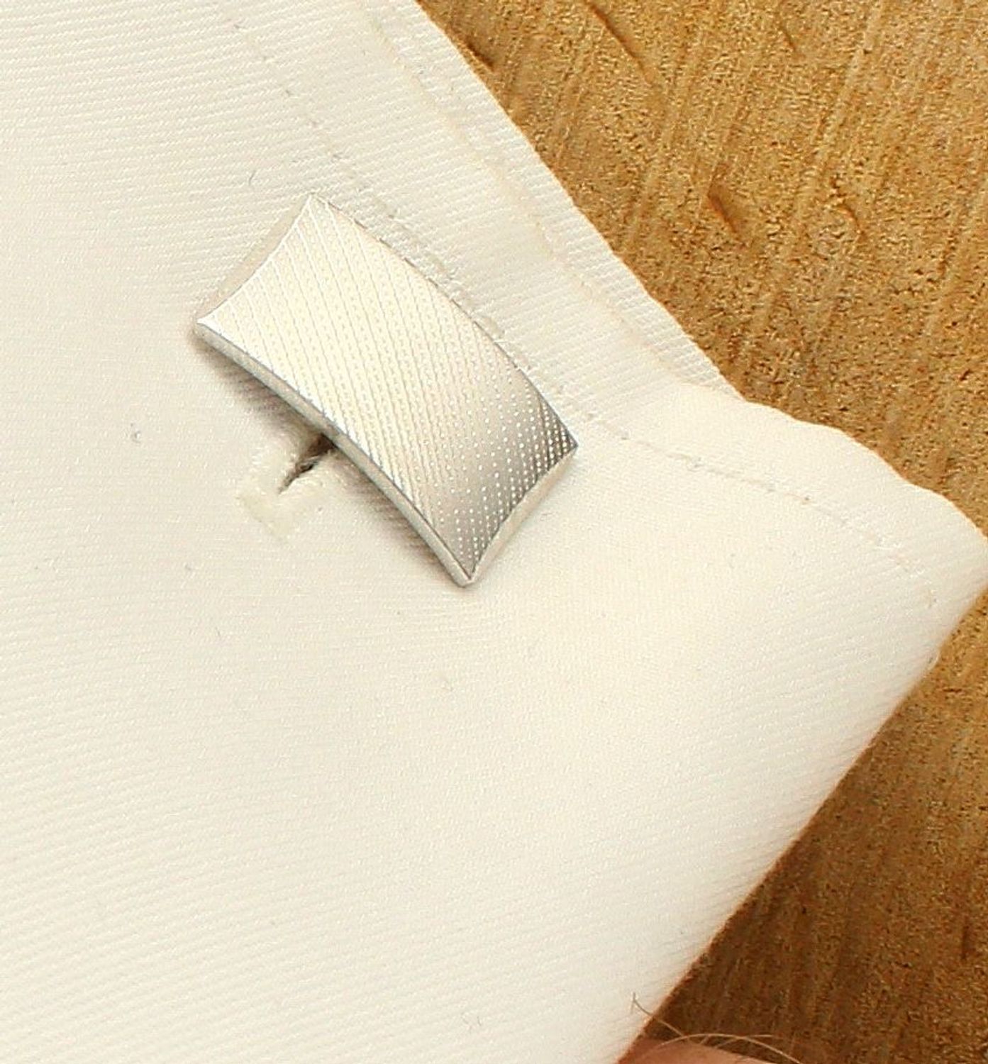 Spinki do mankietów srebrne 925 proste boki DIA-SPI-40782B-925. Komplet eleganckich spinek do mankietów z pięknym grawerowaniem. Spinki wykonane z wysokiej jakości srebra 925. Zestaw spinki do mankietów to świetny pomysł na p.jpg